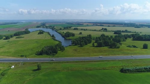 Luftbild-Lastwagen, die entlang der Autobahn fahren.