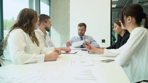 Предприниматель объясняет коллегам в конференц-зале новые стратегии