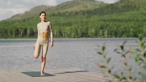 Femme pratiquant l'équilibre du yoga et de l'asana sur le