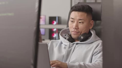 Asiatischer Programmierer Erstellen eines Videospiels