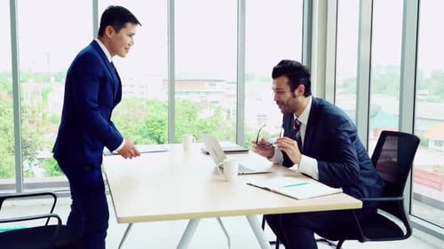 Un demandeur d'emploi lors d'un entretien d'embauche avec le responsable