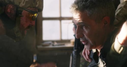 Soldat interrogeant un captif en temps de guerre
