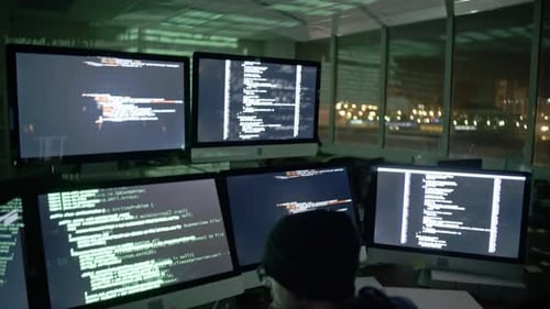 Rédacteur de code travaillant dans Dark Office