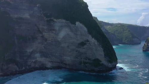 Luftaufnahme auf Meer und Felsen. Kelingking beach, Nusa Penida, Bali, Indonesien