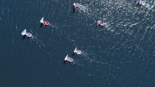 Vista aérea de veleros en el lago durante la competición