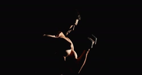 Homme Athlétique Travaillant Avec Des Haltères Dans La Salle De Sport Sur Fond Noir