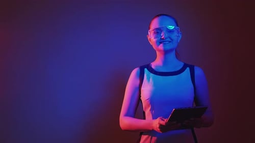 Tecnologia inovadora Cyber Future Neon Woman
