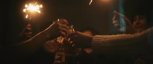 Amigos comemorando a véspera de ano novo na varanda com espumante