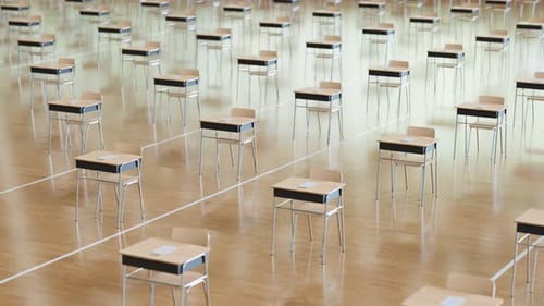 Vista aérea de filas interminables de escritorios con sillas. Examen de calificación escolar. Prueba