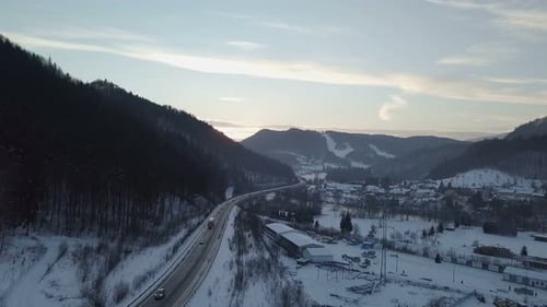 Coucher de soleil aérien sur le trafic routier
