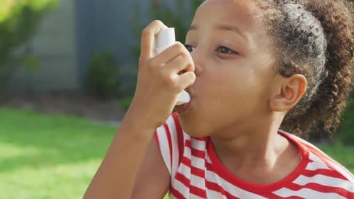 Fille afro-américaine prenant des médicaments pour les asmatiques