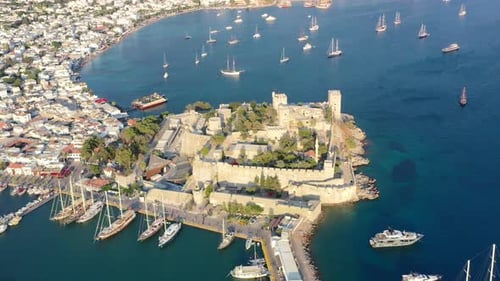 Antenne der Burg von Bodrum, umgeben von der blauen Ägäis mit vielen Booten, die im Wasser auf einem