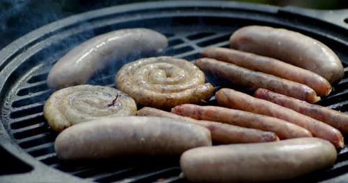 Diverses saucisses grillées à la fumée.