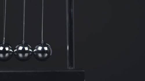 Slow Motion Newtons Cradle