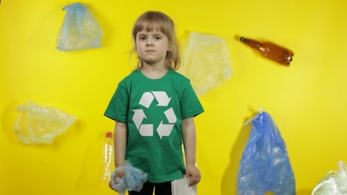 Niña activista con celofán y paquetes de papel. Reduzca la contaminación por plástico. Proteja el medio ambiente