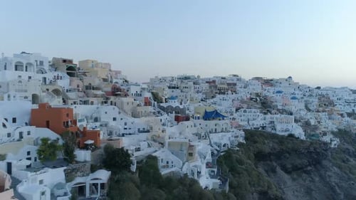 Vista aérea sobre la ciudad de Oia en Santorini Grecia