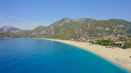 Luftaufnahme des Blauen Meeres und des Strandes von Ölüdeniz Fethiye Türkei