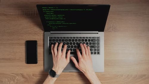 Gros plan : les mains d'un homme saisissent les commandes d'un clavier d'ordinateur portable