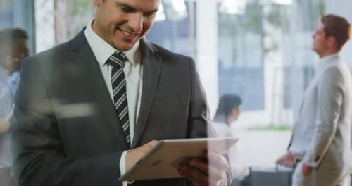 Geschäftsmann nutzt digitales Tablet