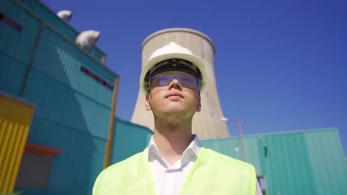 Jeune ingénieur à l'usine.
