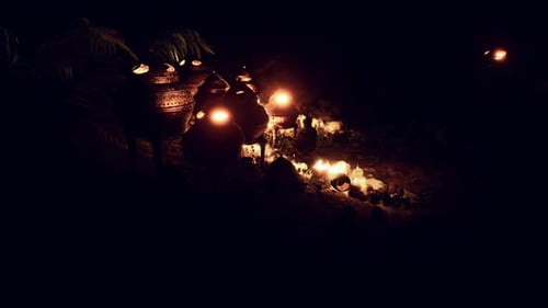 Autel doré avec bougies la nuit