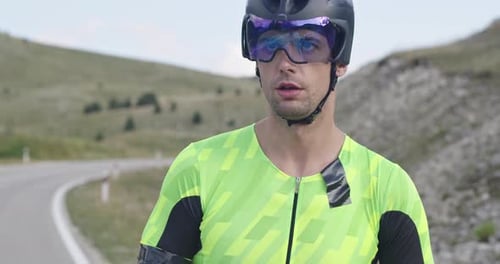 Nahaufnahme des Triathlon-Sportlers Athleten-Radfahrers auf professionellem Rennrad