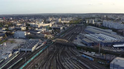 Flugdrohne am Bahnhof. Eine Drohne fliegt über einen Bahnhof.
