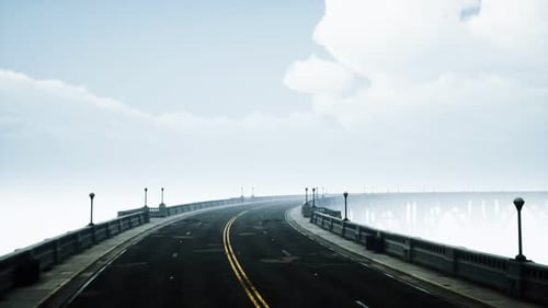 Ponte longa em Nevoeiro Nebuloso