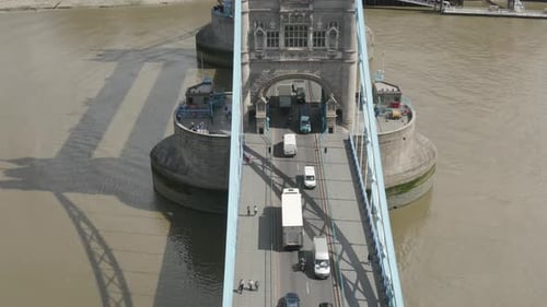 Tráfico en el London Tower Bridge. Coches conduciendo sobre el puente