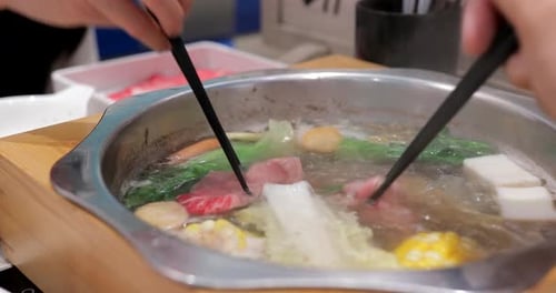 Tener shabu shabu dentro del restaurante