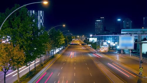 Nächtlicher Autoverkehr in der Innenstadt