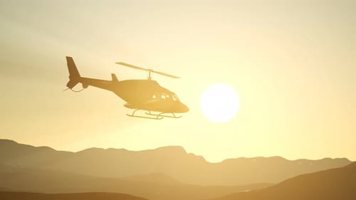 Extreme Zeitlupe fliegender Hubschrauber und Himmel bei Sonnenuntergang
