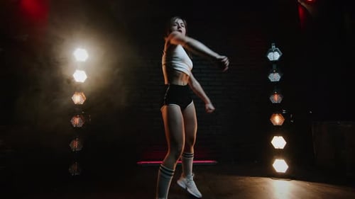 Sexy Frau in kurzen Hosen tanzt ... Sexy Frau in kurzen Hosen tanzt ...