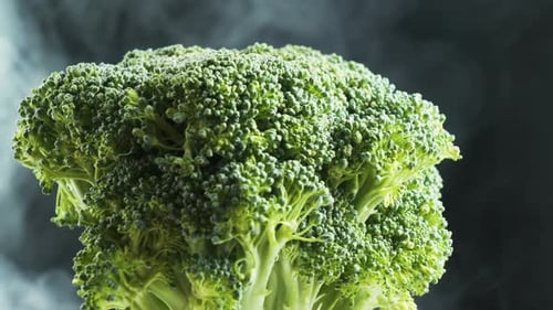 Brocoli rotatif et fumée sur fond noir