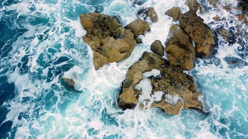 Sea Waves wäscht die felsige Küste über Luftaufnahme, die über die Klippen der Küste fliegt, mit Blue Pure