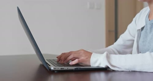 Frau arbeitet zu Hause am Computer