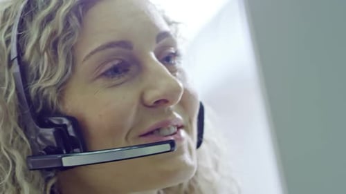 Lachender Callcenter-Betreiber im Gespräch