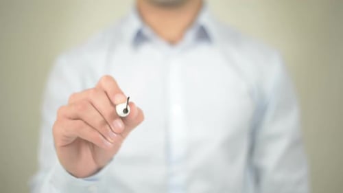 Blogando, empresário escrevendo em tela transparente