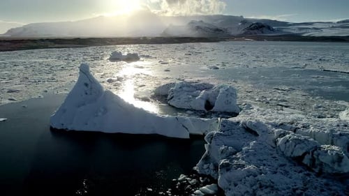 Voler au-dessus de la glace flottante d'un glacier dans la lagune de glace de Jökulsárlón