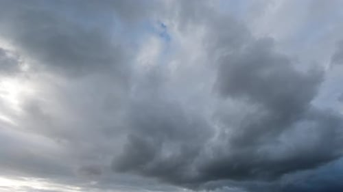 Temps changeant avec des nuages qui passent, long Laps de temps