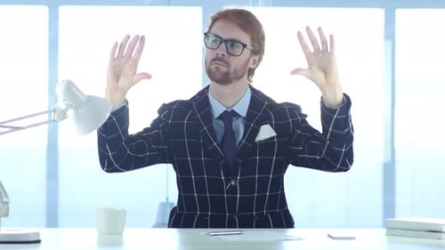 Homme pensif perdu dans ses pensées créatives, remue-méninges