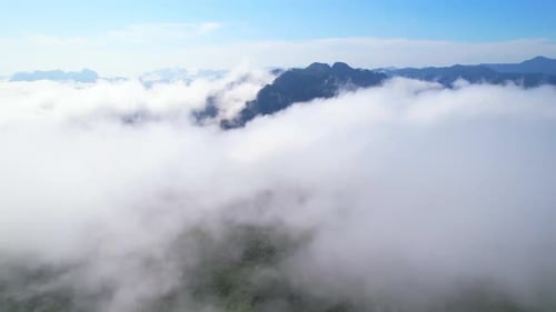 Eine Luftaufnahme einer Drohne, die über die vielen Nebel in den Bergen fliegt