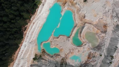 Landschaft eines hellblauen Sees, umgeben von Sand