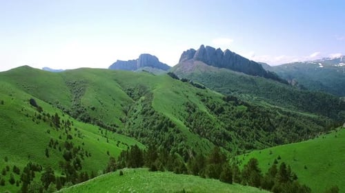 Luftaufnahme über dem Berg Acheshbock im Kaukasus