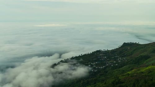 Nebel bewegt sich über Dorf im Berg
