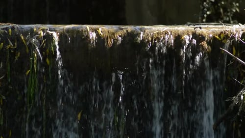 Bergwasser in einem kleinen Wasserfall