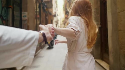 Hübsches Mädchen mit handaussehender Kamera. Pov einer romantischen Frau, die einen Mann ruft