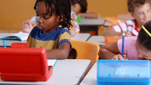 Crianças da escola estudando em sala de aula