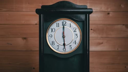 Timelapse d'une horloge vintage avec aiguilles de l'heure à 6 h ou PM