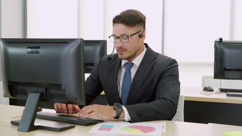 Empresarios que usan auriculares trabajando en la oficina